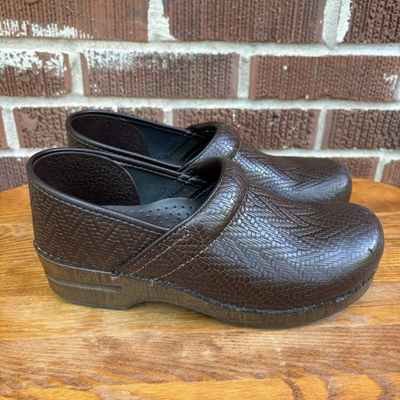 Dansko Shoes - Dansko Textured Leather mule Brown Clogs nurse shoes Size 40 (US 9.5)